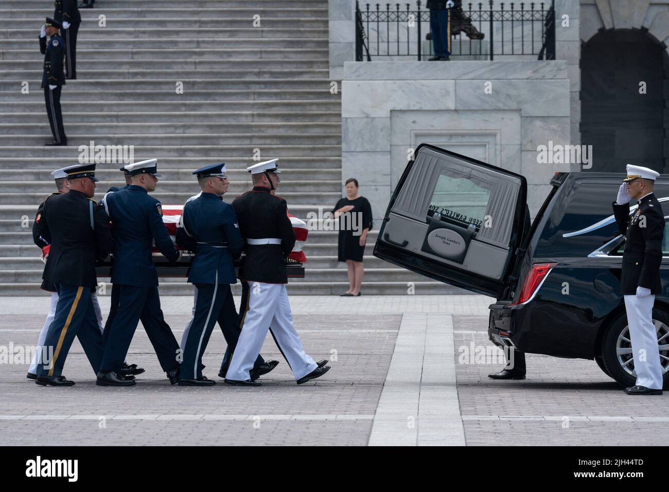 Washington, DC, USA. 14th July, 2022. The casket of Marine Chief Warrant Officer 4 Hershel Woodrow âWoodyâ Williams, the last surviving World War II Medal of Honor recipient, is carried to a hearse outside the US Capitol, in Washington, DC, USA, 14 July 2022. The Marine Corps veteran, who died June 29th, was awarded the nationâs highest award for his actions on Iwo Jima. Credit: Eric Lee/Pool via CNP/dpa/Alamy Live News Stock Photo