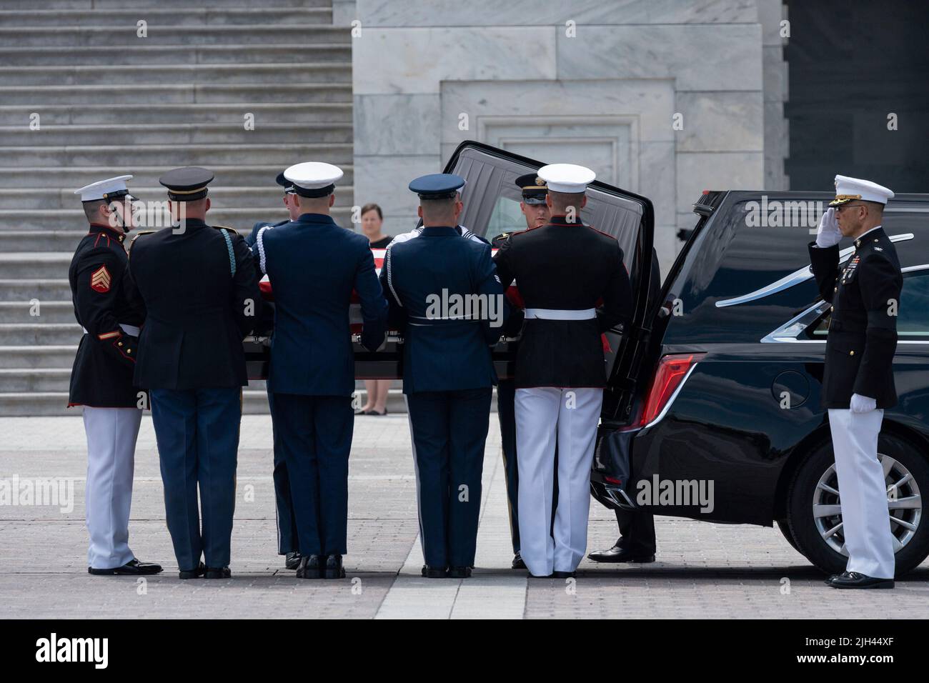 Washington, DC, USA. 14th July, 2022. The casket of Marine Chief Warrant Officer 4 Hershel Woodrow âWoodyâ Williams, the last surviving World War II Medal of Honor recipient, is loaded into a hearse outside the US Capitol, in Washington, DC, USA, 14 July 2022. The Marine Corps veteran, who died June 29th, was awarded the nationâs highest award for his actions on Iwo Jima. Credit: Eric Lee/Pool via CNP/dpa/Alamy Live News Stock Photo