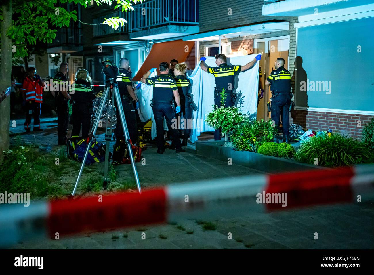 Dordrecht, Belgium. 15th July, 2022. 2022-07-15 02:05:50 DORDRECHT - Five people were injured in a stabbing at a house on Seringenstraat. Three of them are children. They are all under ten years old. The other injured are a 53-year-old man and a 39-year-old woman. The woman has been arrested as a suspect. All have been transported to hospital. ANP MEDIATV netherlands out - belgium out Credit: ANP/Alamy Live News Stock Photo