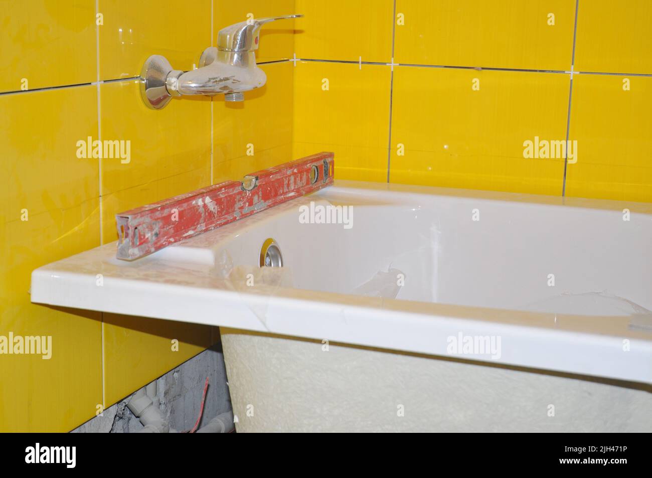 Installing bath tub in the bathroom Stock Photo Alamy