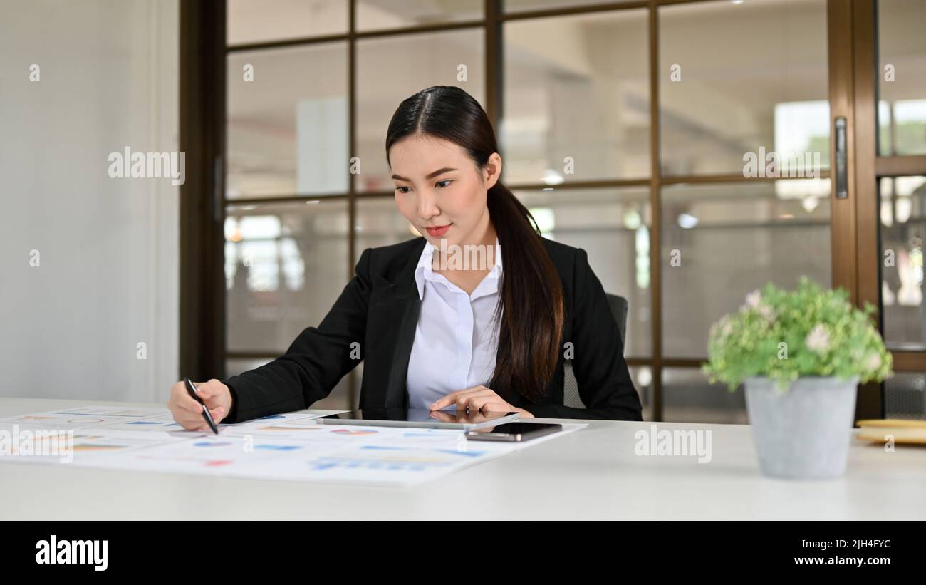 Beautiful female financial analysts hi-res stock photography and images ...