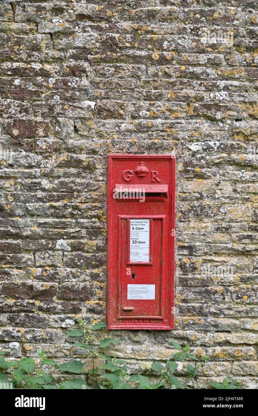 A George V post box mounted into the wall of a Cotswolds stone barn near the Gloucestershire village of Lower Swell Stock Photo