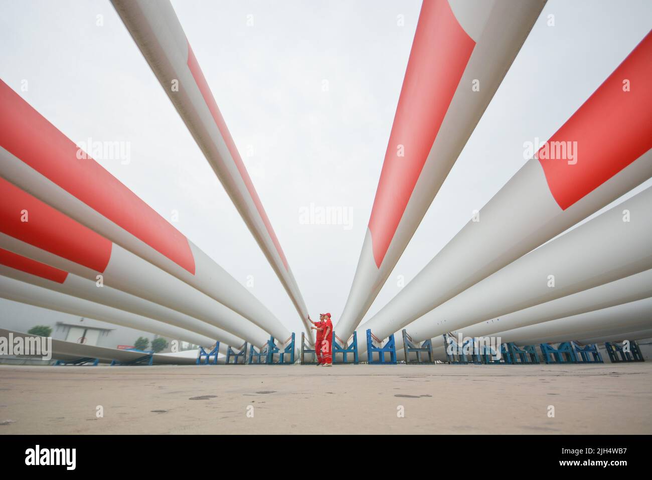 beneden Bier Drank China. 15th July, 2022. HANDAN, CHINA - JULY 15, 2022 - A technician  inspects the appearance of wind power blades at a wind power blade production  company in Jinan New District of