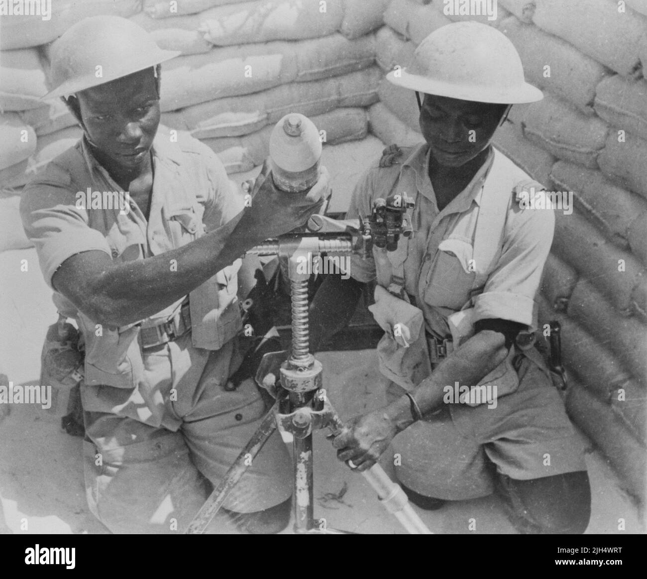A vintage photo circa 1942 showing African soldiers of the Free French army loading a mortar in the Western Desert North Africa during world war two Stock Photo