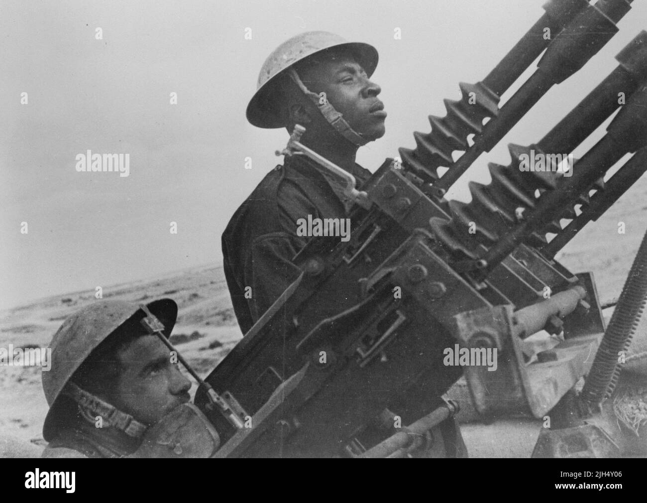 A vintage photo circa 1942 showing African soldiers of the Free French army manning an anti aircraft machine gun in the Western Desert North Africa during world war two Stock Photo
