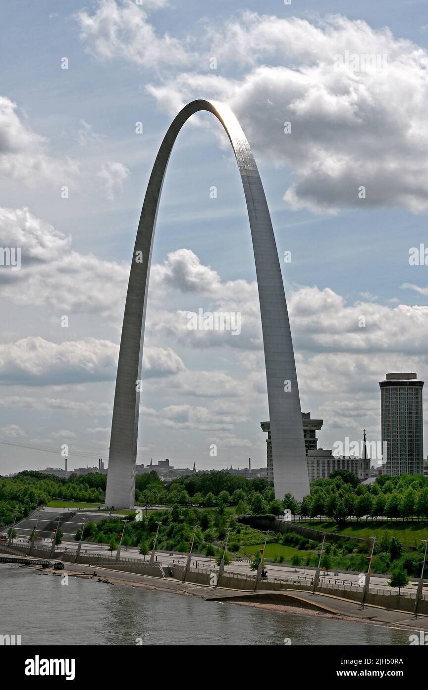 Landmark Gateway Arch on the banks of the Mississippi River, St. Louis