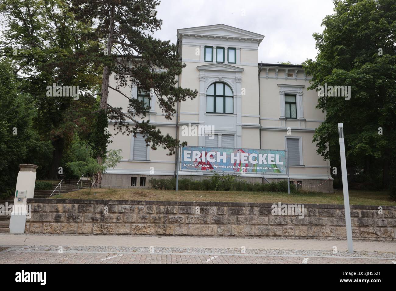 Apolda, Germany. 15th July, 2022. A poster advertises the exhibition 'Erich Heckel - Watercolors and Drawings from Six Decades'. The exhibition takes place from 17.07. to 11.09.2022 in the Kunsthaus Apolda Avantgarde. Credit: Bodo Schackow/dpa/Alamy Live News Stock Photo