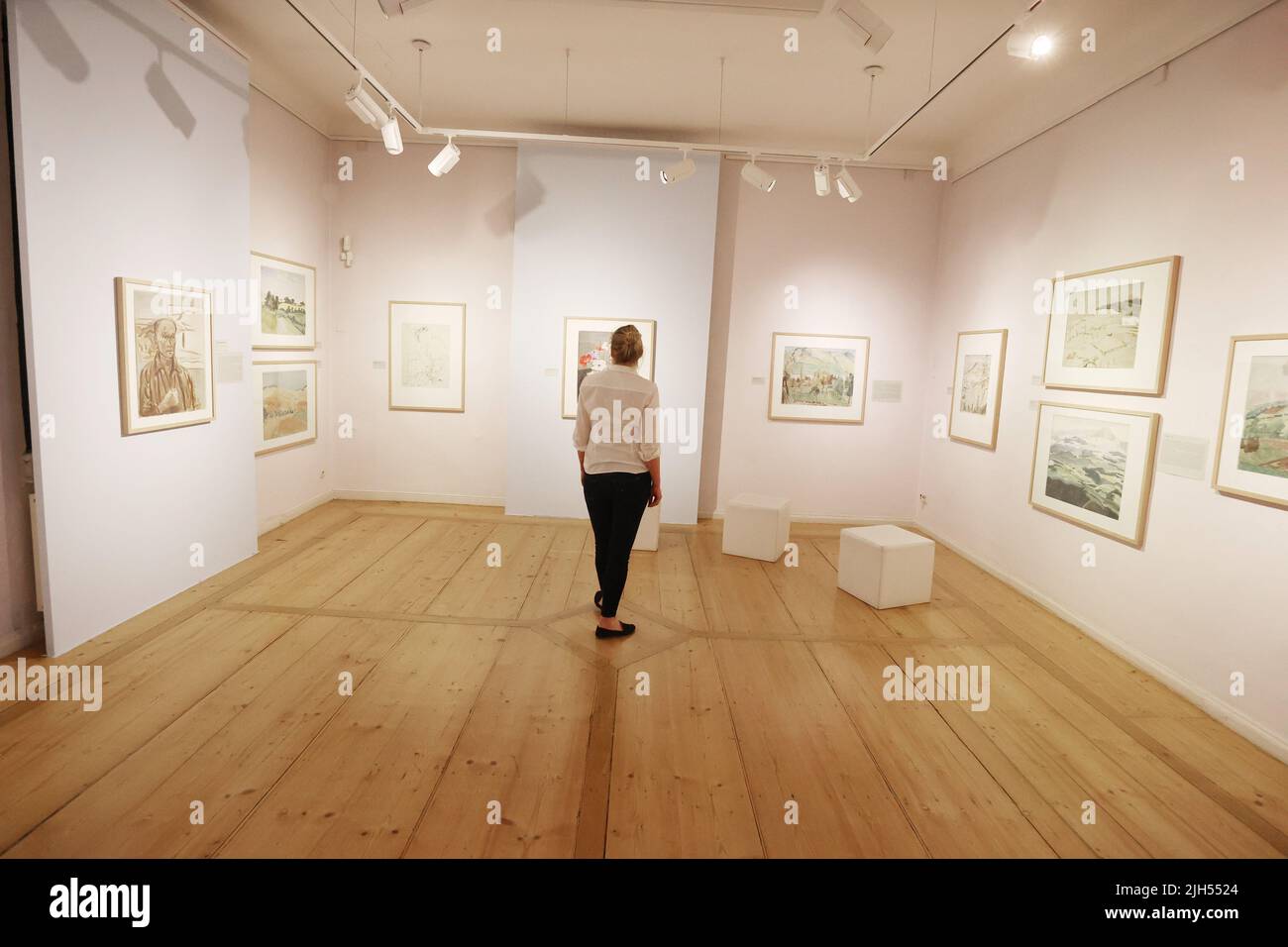 Apolda, Germany. 15th July, 2022. Nadine Stephan, curator of the exhibition, looks at the exhibition 'Erich Heckel - watercolors and drawings from six decades'. The exhibition will take place from 17.07. to 11.09.2022 at Kunsthaus Apolda Avantgarde. Credit: Bodo Schackow/dpa/Alamy Live News Stock Photo