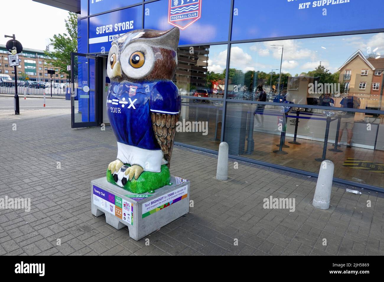 Ipswich, Suffolk, UK - 15 July 2022: The Big Hoot owl trail in aid of St Elizabeth hospice. Towny owl by Sarah Edwards at ITFC putside the club shop. Stock Photo