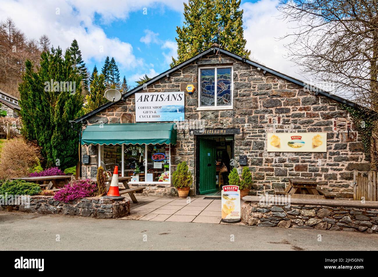 A stone building housing a café and general store which fits well into the scenery of Lake Vyrnwy National Nature Reserve set in the Berwyn mountains Stock Photo