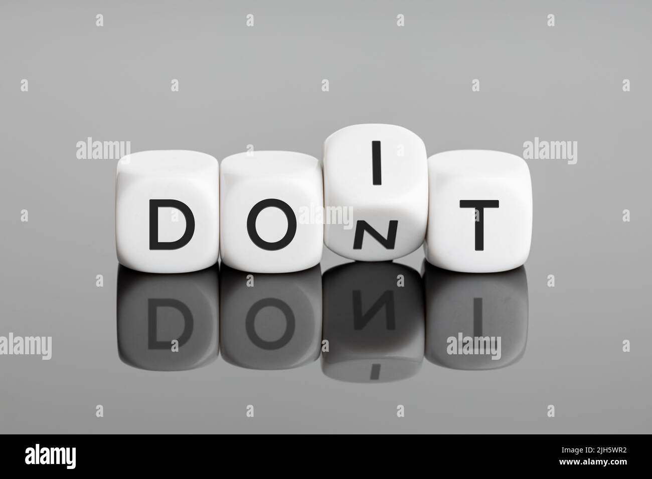 Flip cube block with word don’t change to do it. Negative mindset to positive thinking concepts Stock Photo