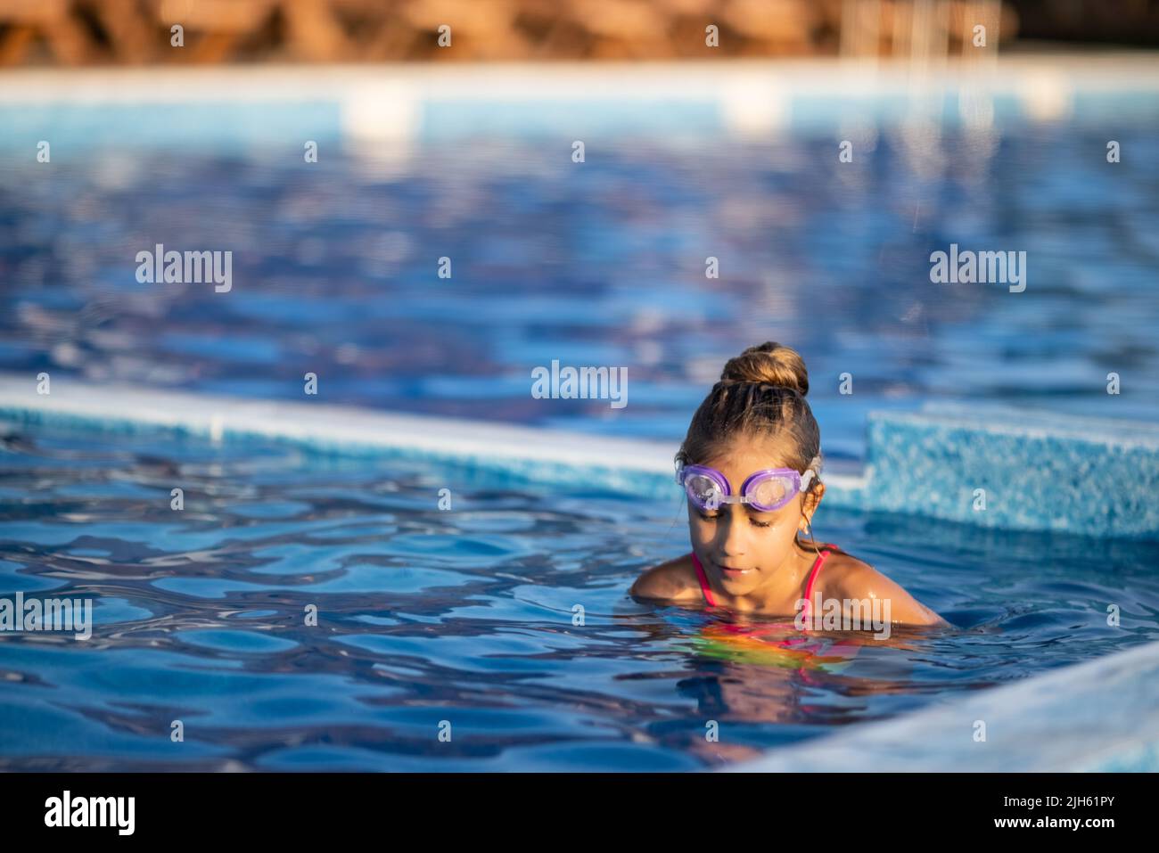 Underwater little girl pink bikini hires stock photography and images