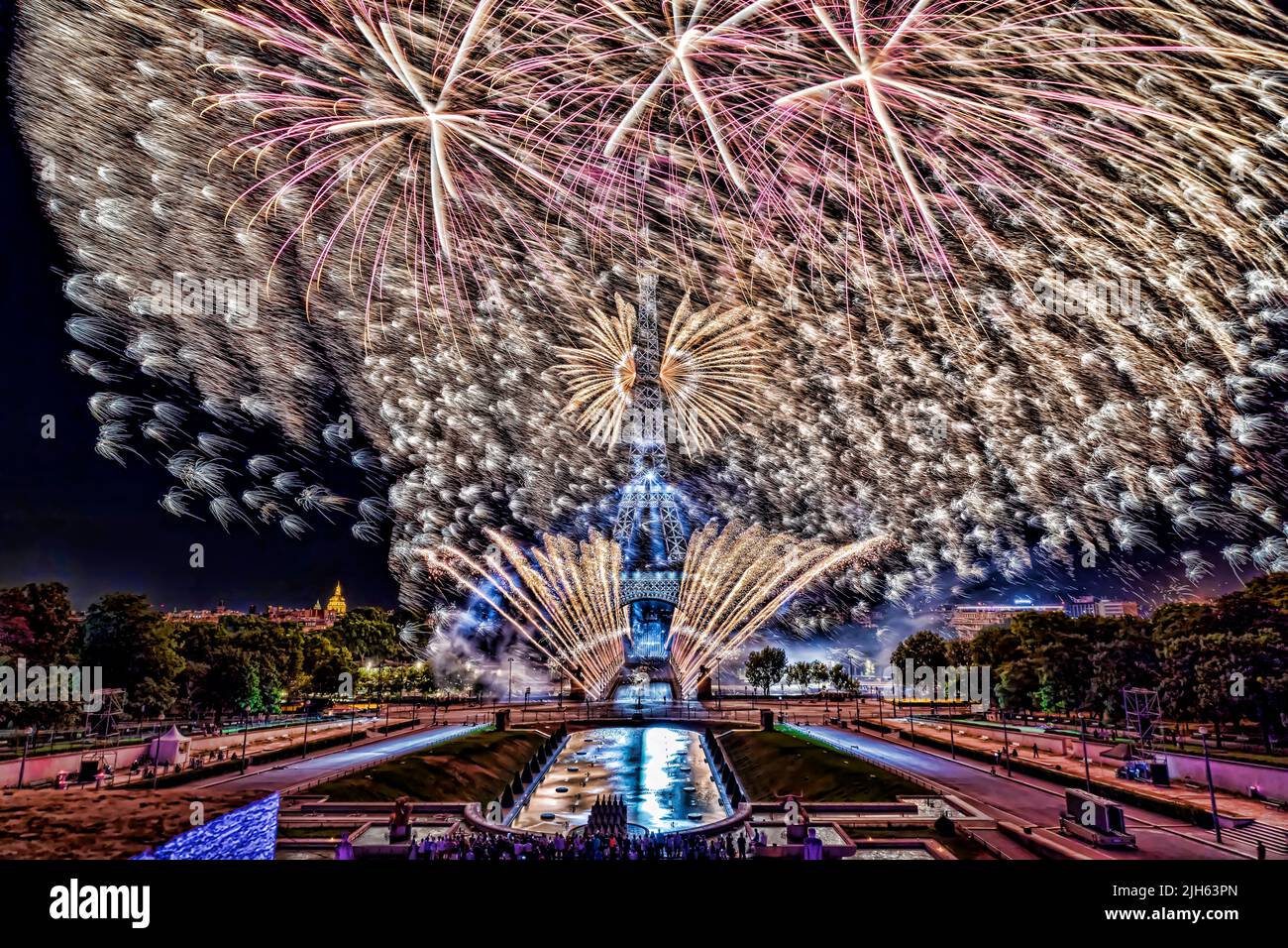 Paris, France. 14th July, 2022. Night scene of fireworks at Eiffel Tower in the French capital Paris, 14th July, 2022. Stock Photo