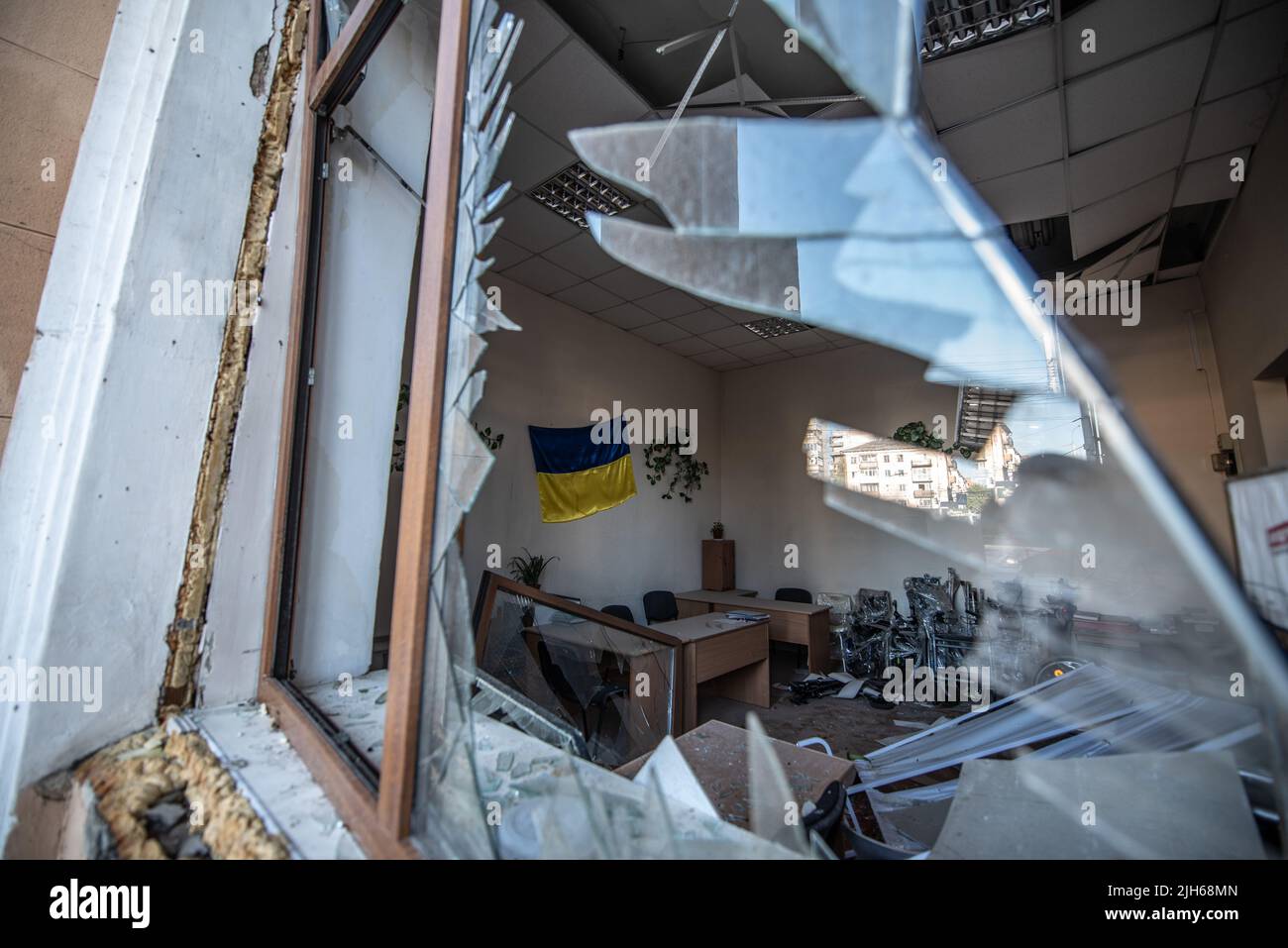 Vinnytsia, Ukraine. 15th July, 2022. A Ukrainian flag still hangs on the wall inside a broken window of the interior of the government offices that were attacked yesterday by the Russians in the city of Vinnytsia. (Credit Image: © Hector Adolfo Quintanar Perez/ZUMA Press Wire) Credit: ZUMA Press, Inc./Alamy Live News Stock Photo