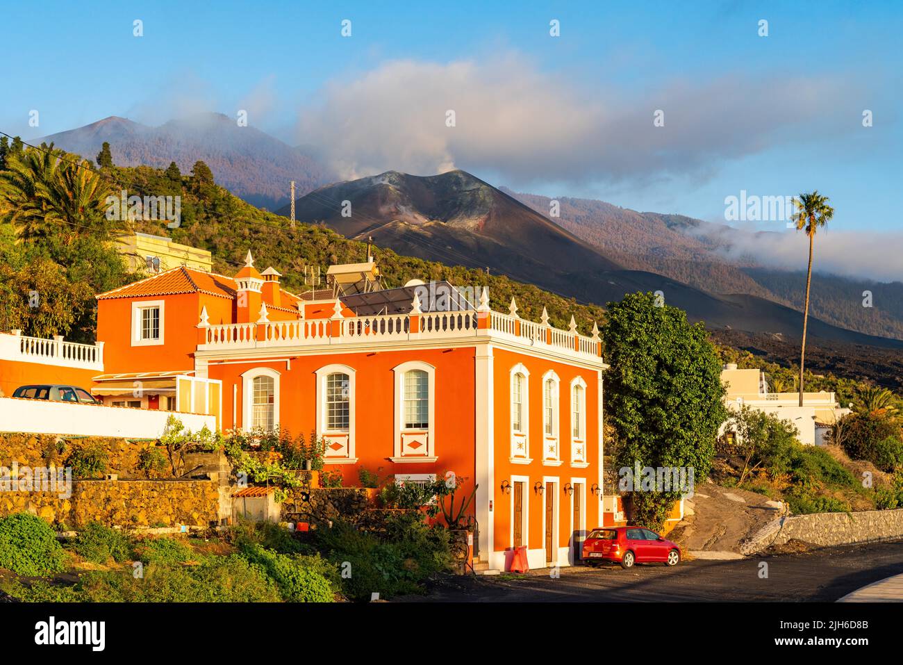 Historic Canarian house, in the back the crater of the new volcano