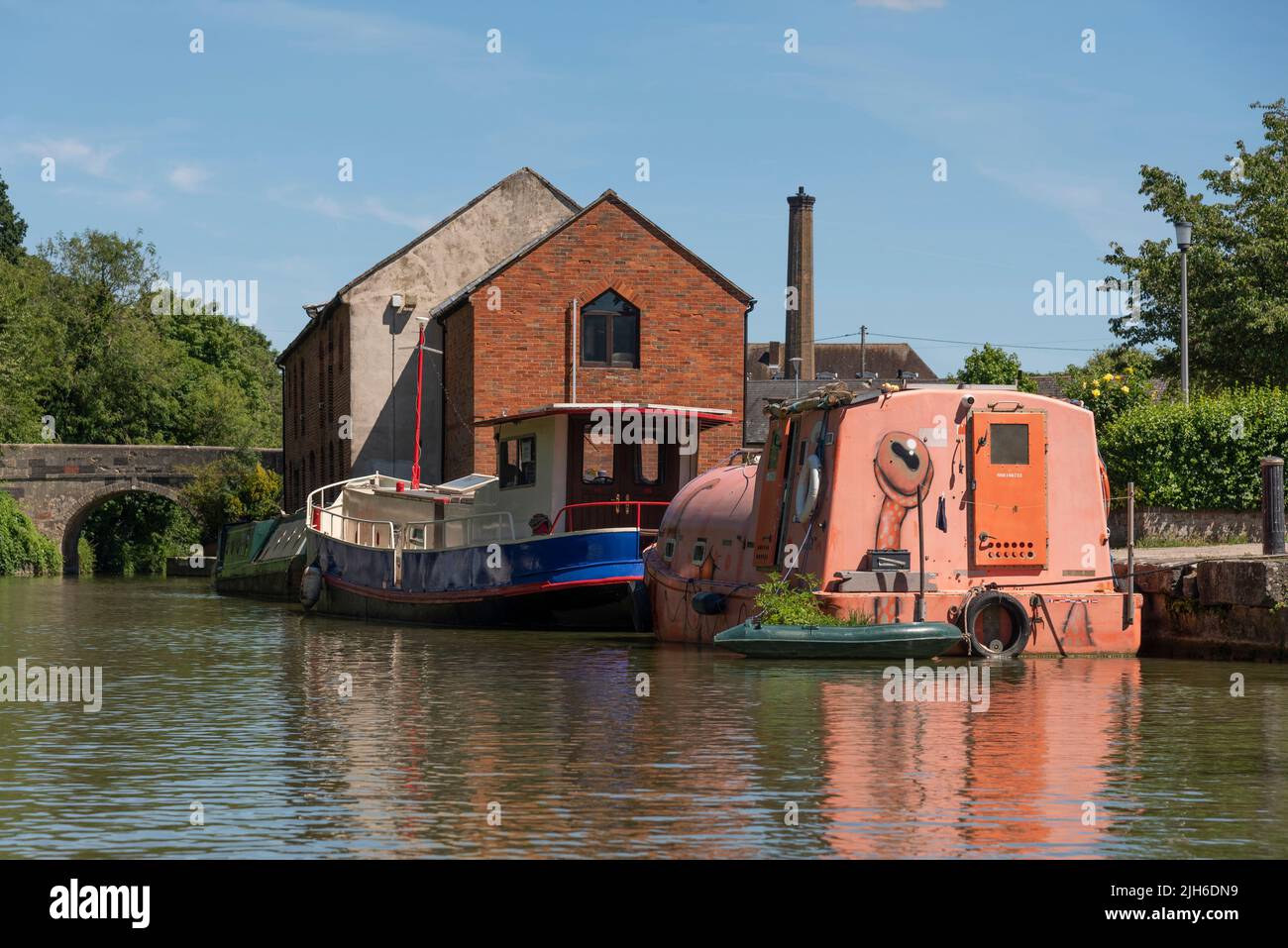 Devizes, Wiltshire, England, UK. 2022. Midstream viewing the wharf, old liferaft aand a barge