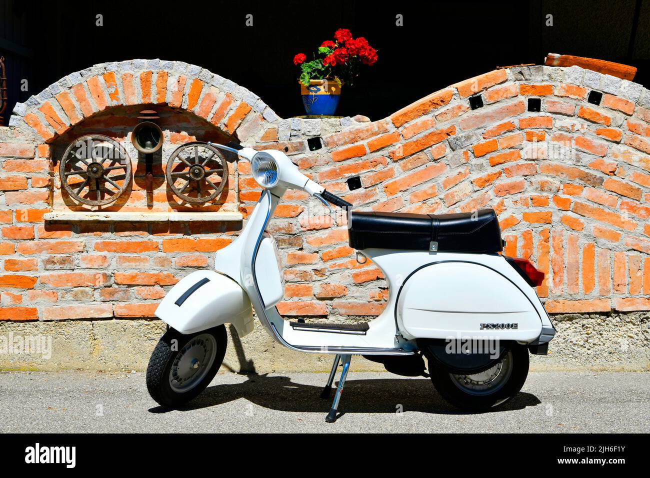 Vespa px 200 hi-res stock photography and images - Alamy
