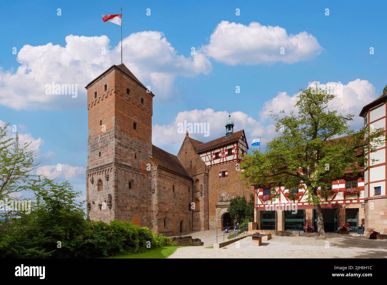 Outer castle courtyard from the left, Heidenturm, behind it double chapel and Pallas with bell tower, gate to the inner castle courtyard, museum shop Stock Photo