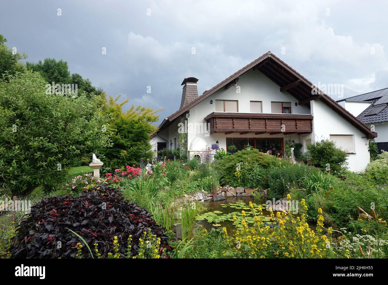 naturnah gestalteter Garten mit Gartenteich Stock Photo Alamy