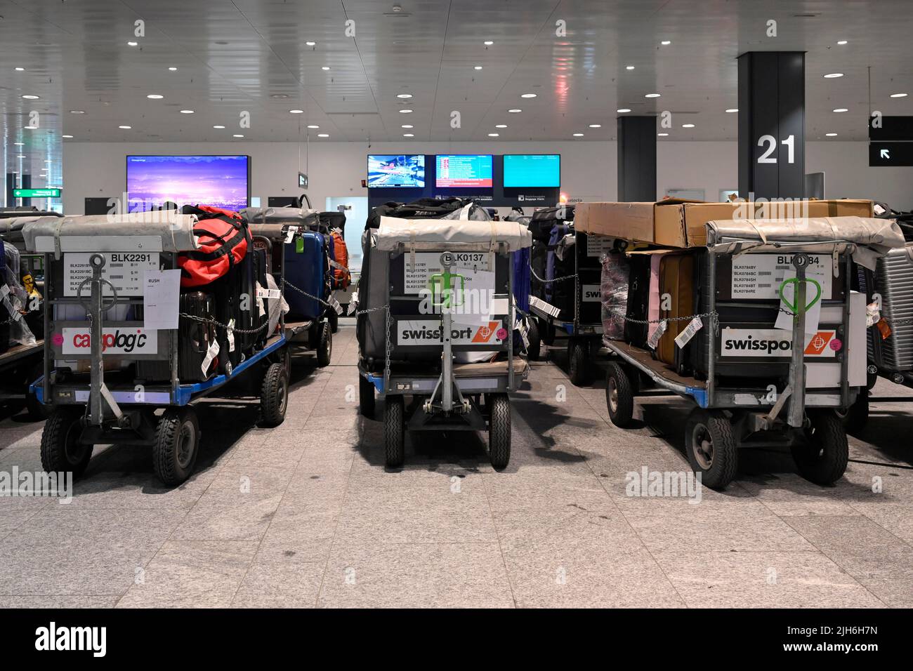 Swissport Baggage Handling, Zurich Kloten, Switzerland Stock Photo Alamy