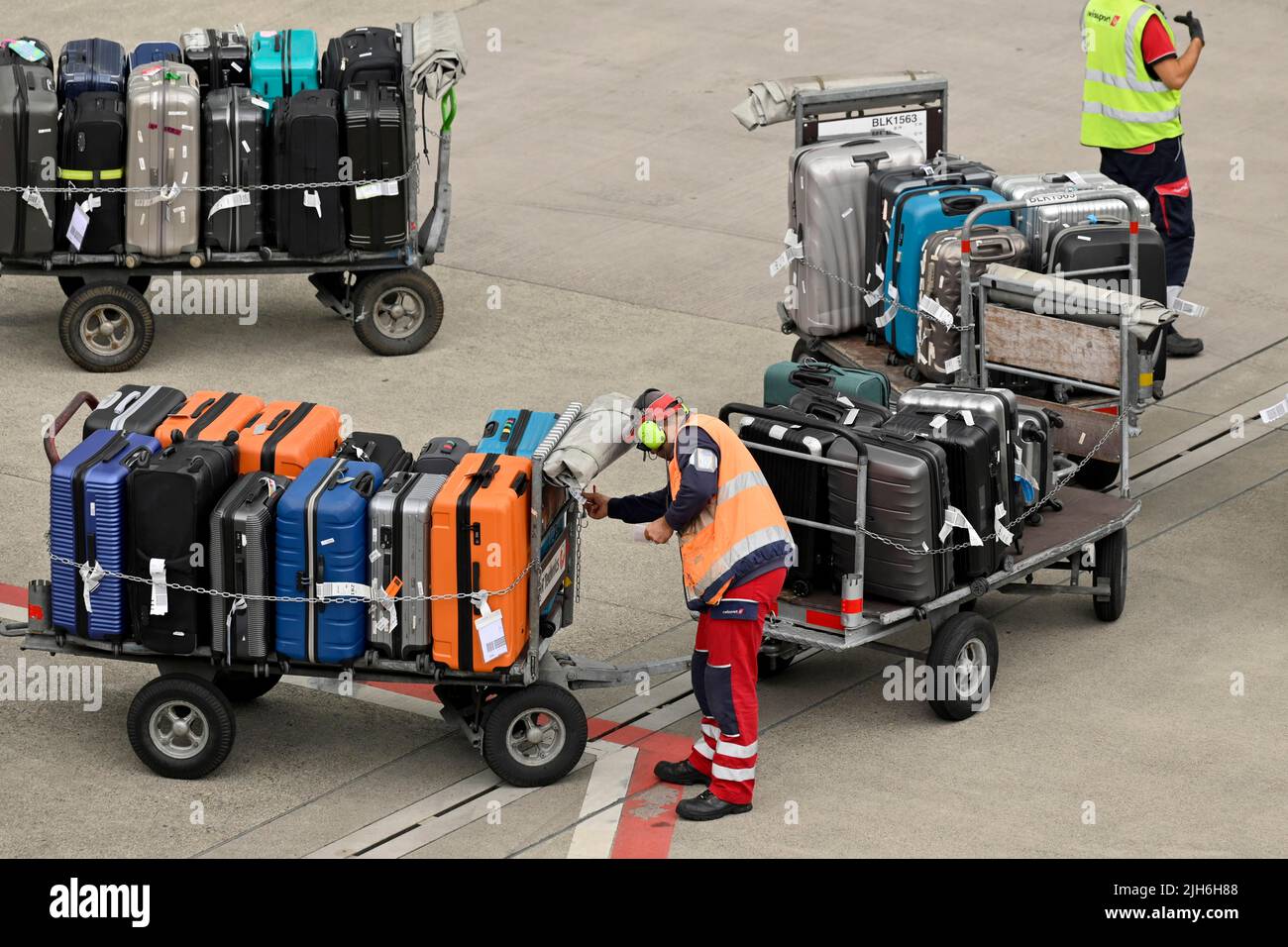 Swissport Baggage Handling, Zurich Kloten, Switzerland Stock Photo Alamy