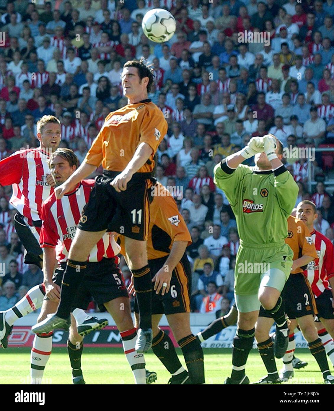 SOUTHAMPTON V WOLVES, ST MARY'S, SO'T'ON.13/09 MICHAEL OAKES, THE WOLVES 'KEEPER, PREPARES TO STOP A HEADER FROM SOUTHAMPTON No11 MARK KENNEDY. PIC MIKE WALKER, 2003 Stock Photo