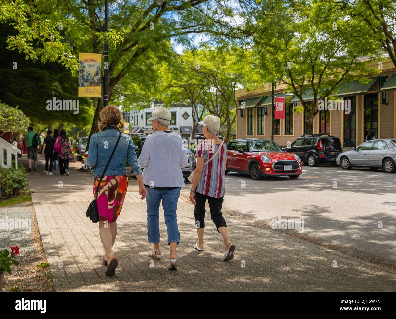 Beautiful women walking street hi-res stock photography and images - Alamy
