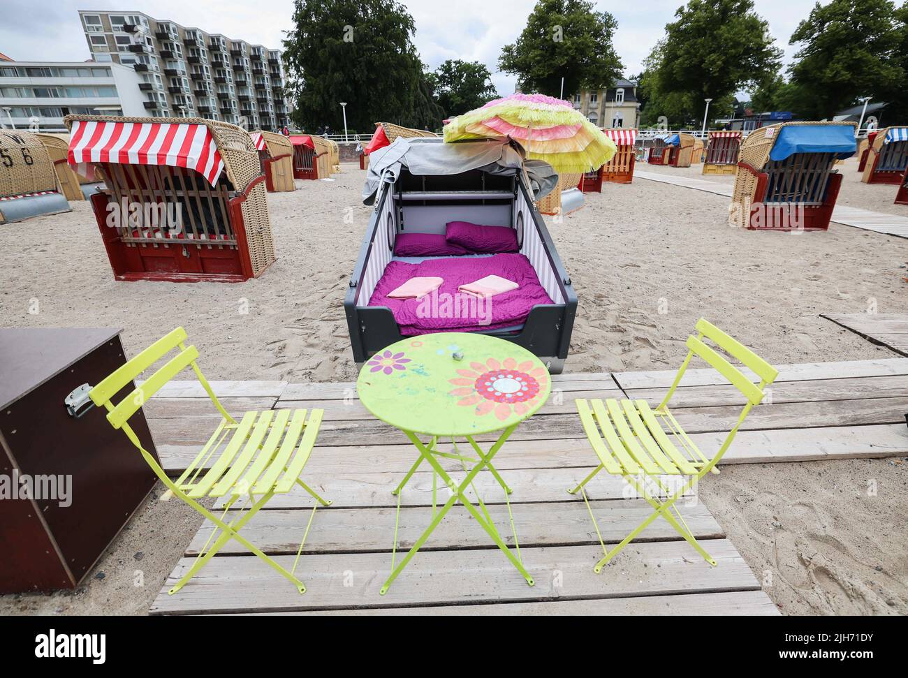 07 July 2022, SchleswigHolstein, Travemünde A sleeping beach chair of