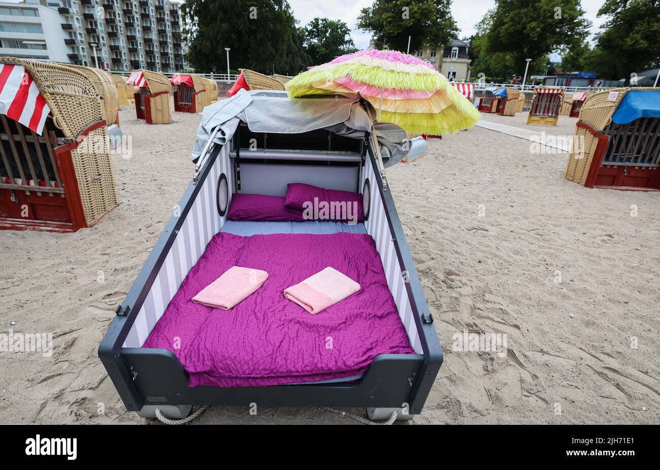 07 July 2022, SchleswigHolstein, Travemünde A sleeping beach chair of