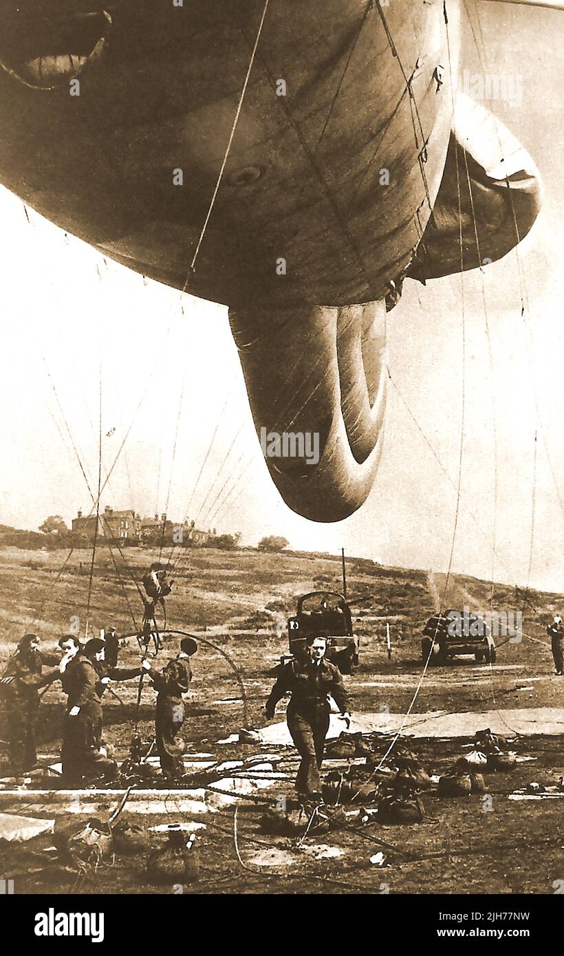 WWII - Women of the British WAAF  (Women's Auxiliary Air Force) take over handling barrage balloons (anti-aircraft balloons).j Stock Photo