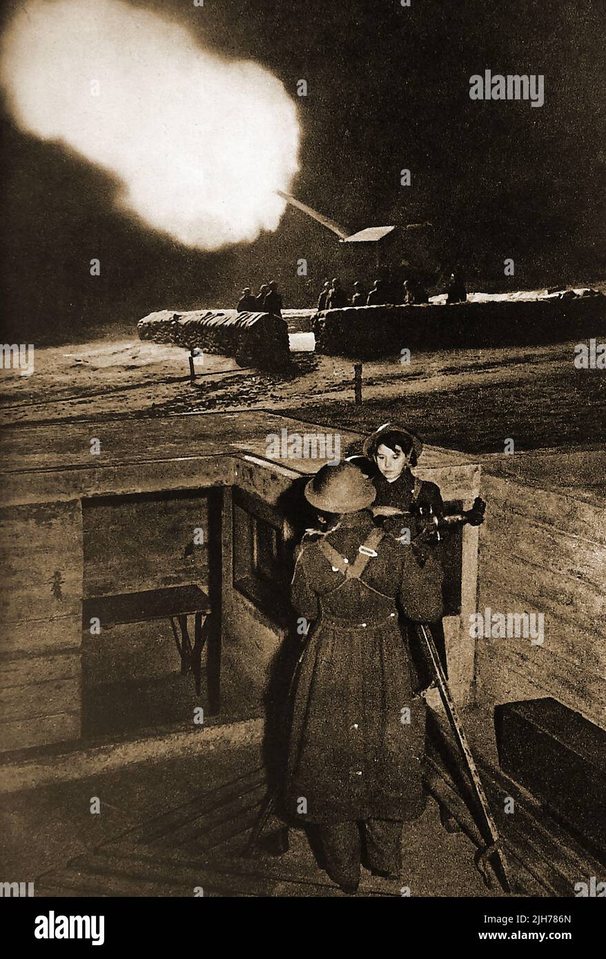 World war 2 , anti-aircraft precautions --  WWII - Women of the ATS operating a aircraft identification telescope. Stock Photo