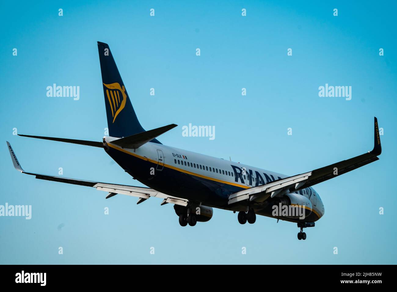 Ryanair Landing Bournemouth Airport Clear Blue Sky Stock Photo Alamy