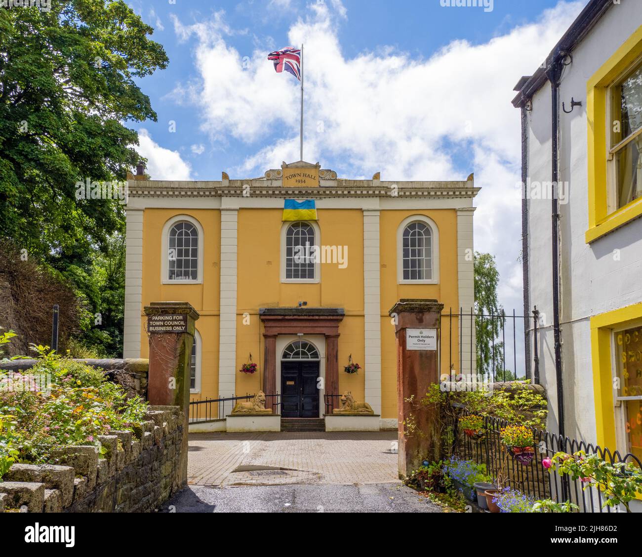 Cockermouth town hall on the edge of the Lake District in Cumbria UK flying the Union Jack and the Ukrainian flag Stock Photo