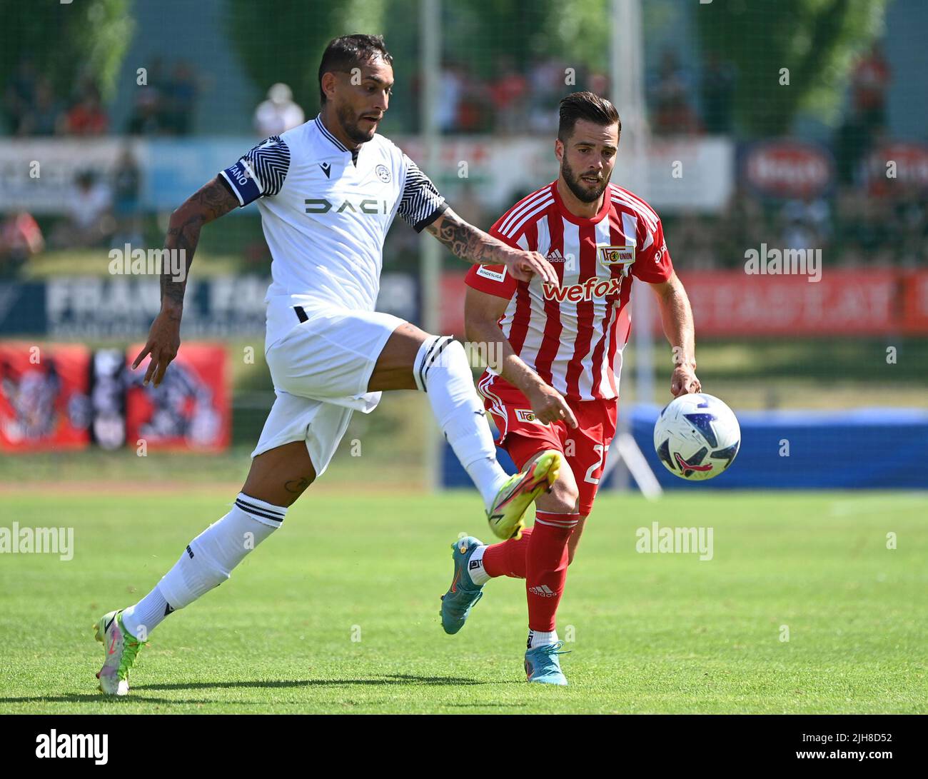Lienz, Austria. 16th July, 2022. Soccer: Test matches, 1. FC Union Berlin - Udinese Calcio at Dolomitenstadion Lienz: Beto of Udinese Calcio (l), in a duel with Berlin's Niko Gießelmann. Credit: Matthias Koch/dpa/Alamy Live News Stock Photo