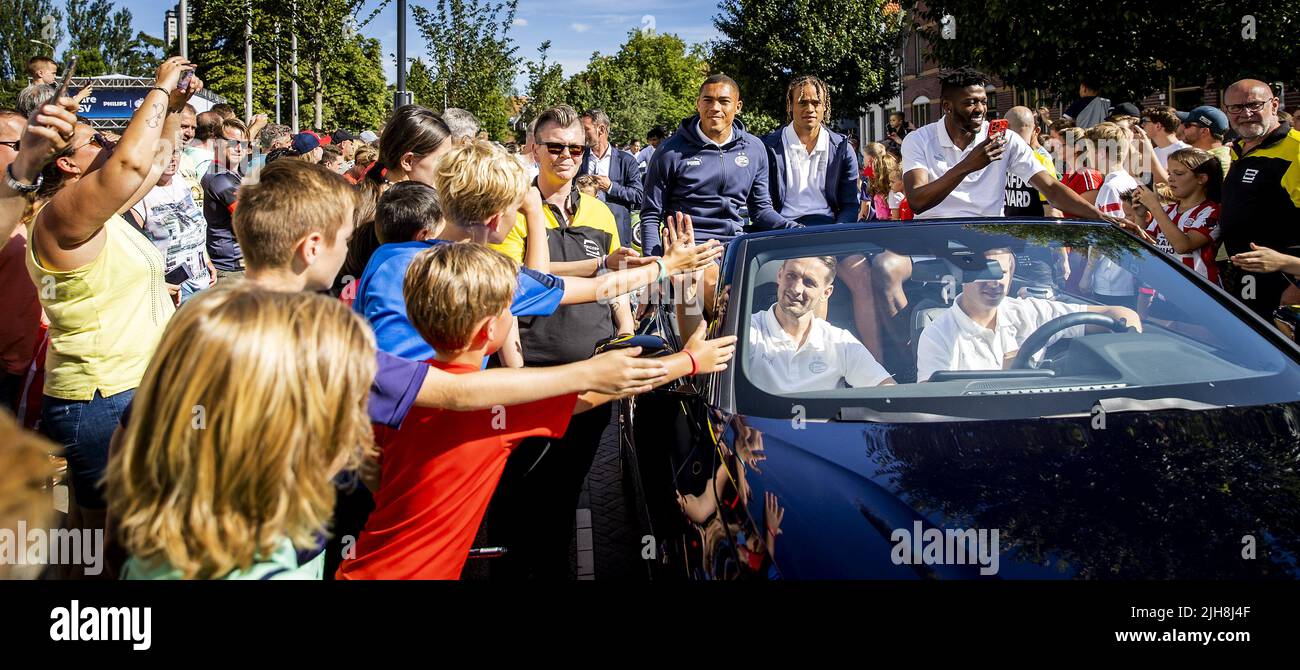 2022-07-16 17:29:51 EINDHOVEN - Luuk de Jong greets PSV supporters during the annual PSV Fan Day at the Philips Stadium. After two years, the event can continue for fans. There is, among other things, a Walk of Fame where well-known PSV players are assigned a place during the tile ceremony. ANP KOEN VAN WEEL netherlands out - belgium out Stock Photo