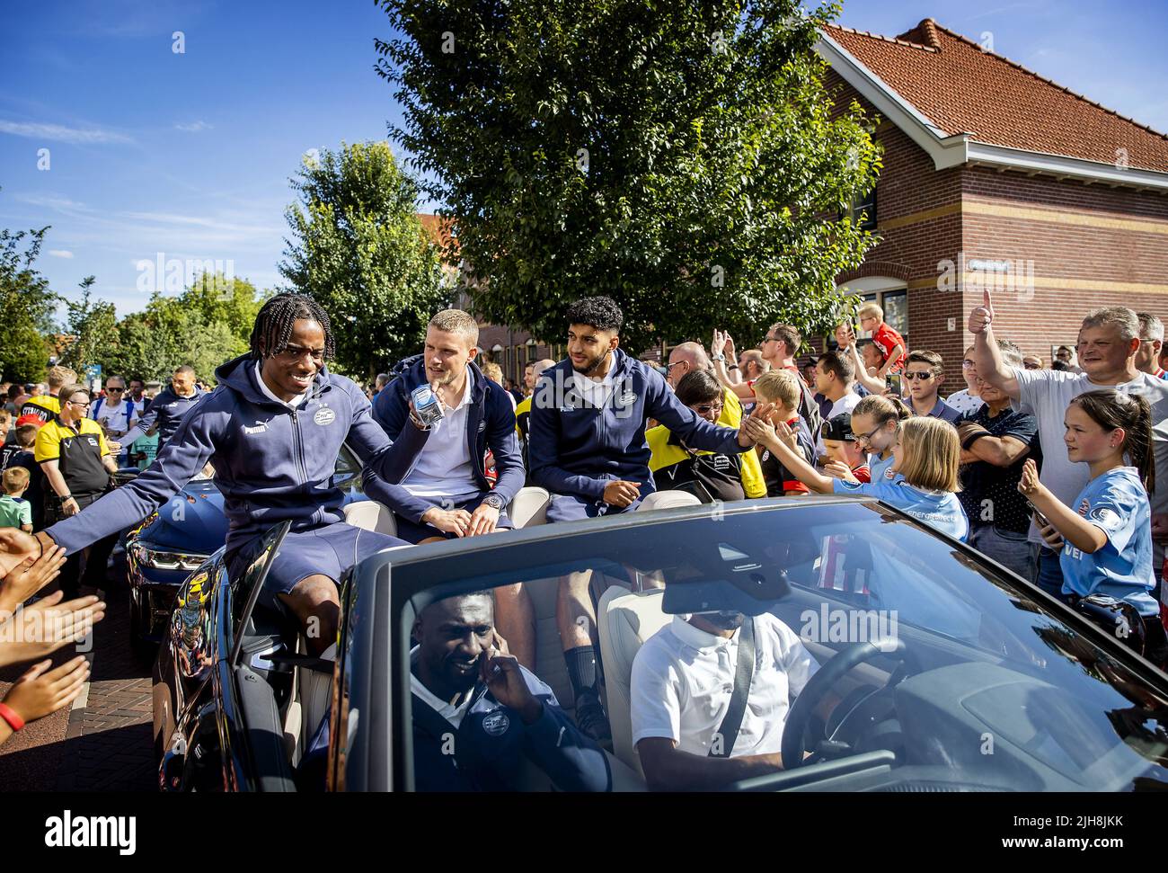 EINDHOVEN - Players greet PSV supporters during the annual PSV Fan Day at the Philips Stadium. After two years, the event can continue for fans. There is, among other things, a Walk of Fame where well-known PSV players are assigned a place during the tile ceremony. KOEN VAN WEEL Stock Photo