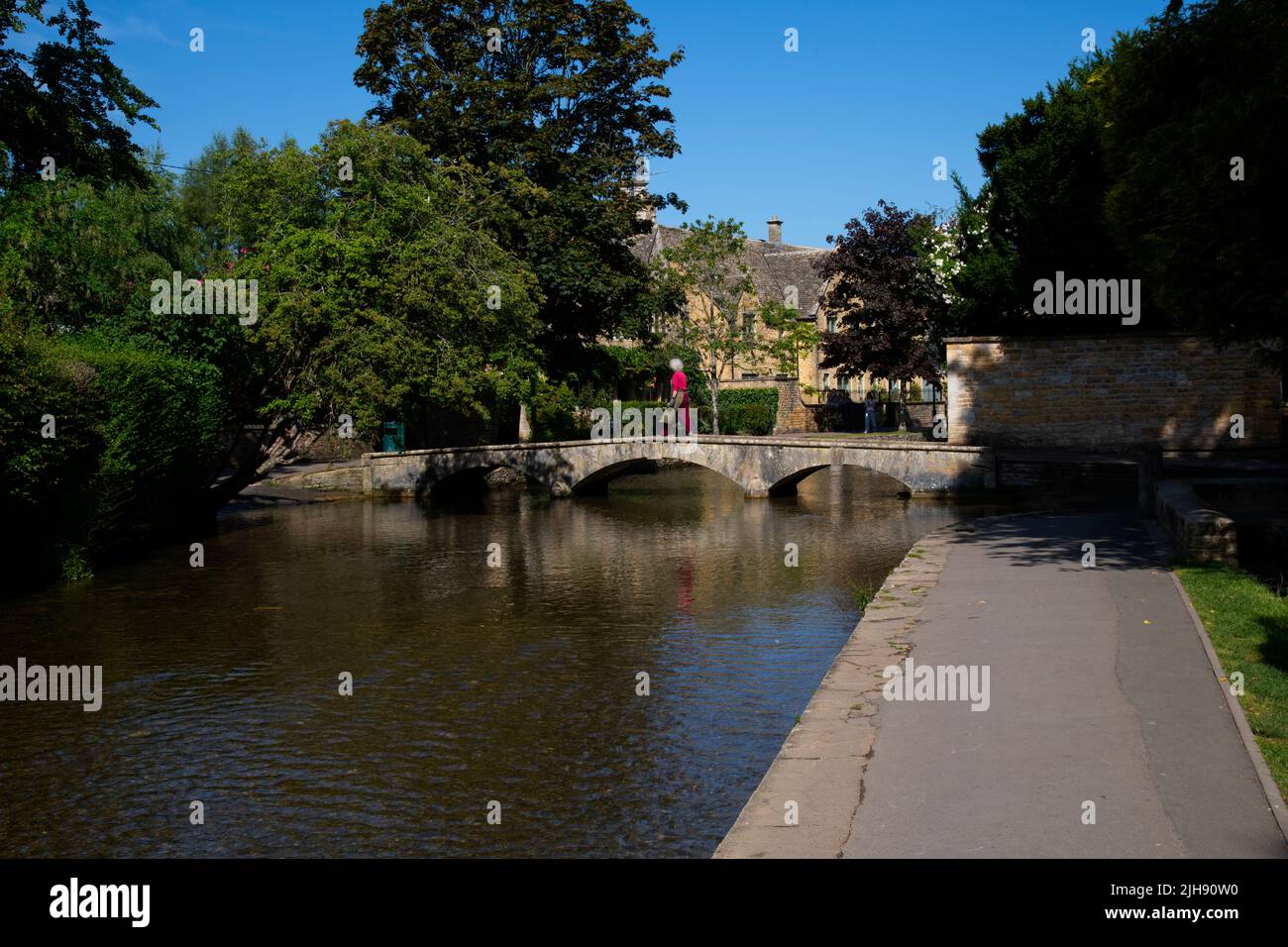 Bourton-on-the-Water, Gloucestershire, with gently flowing River Windrush crossed by attractive little bridges Stock Photo