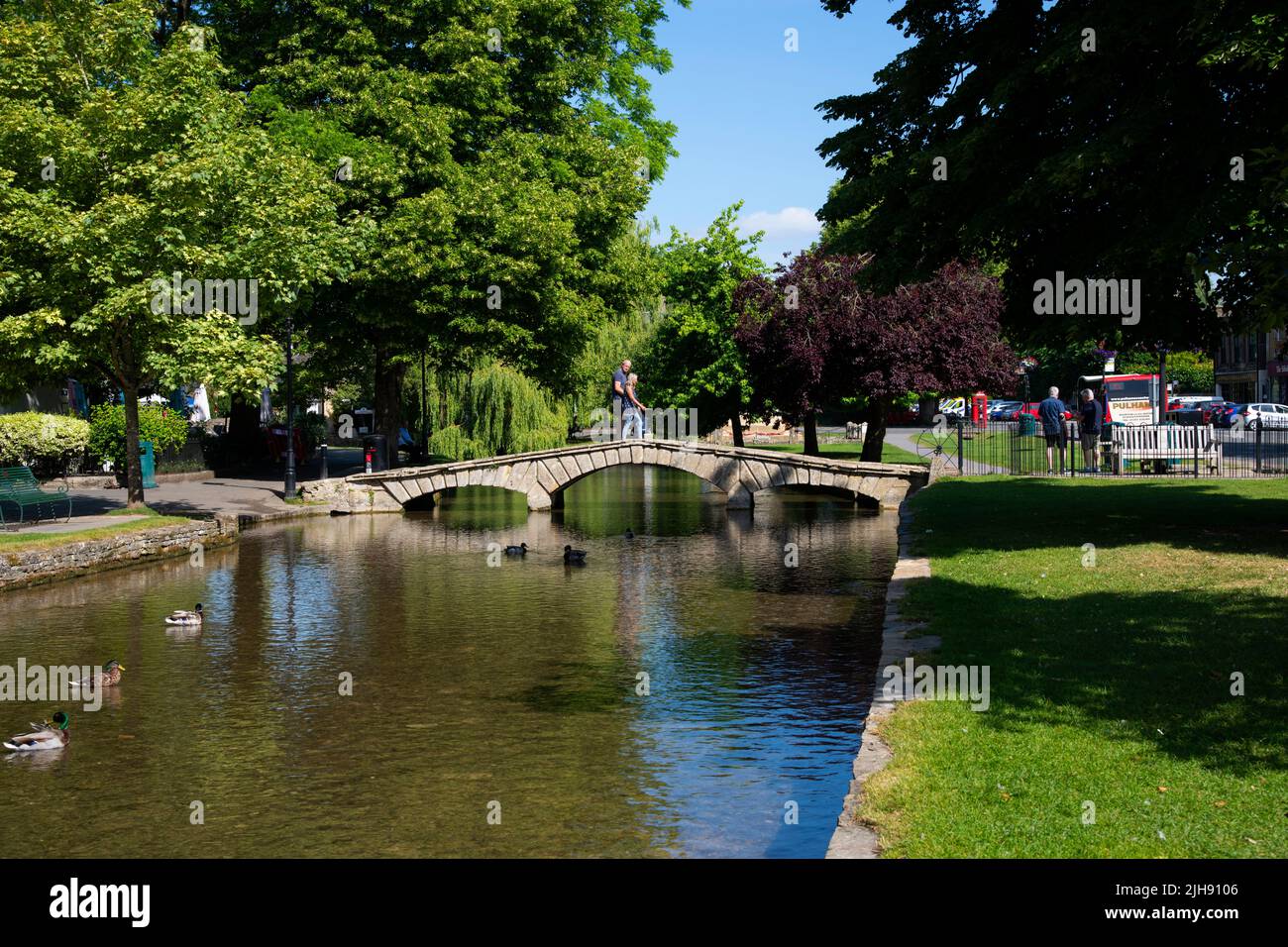 Bourton-on-the-Water, Gloucestershire, with gently flowing River Windrush crossed by attractive little bridges Stock Photo