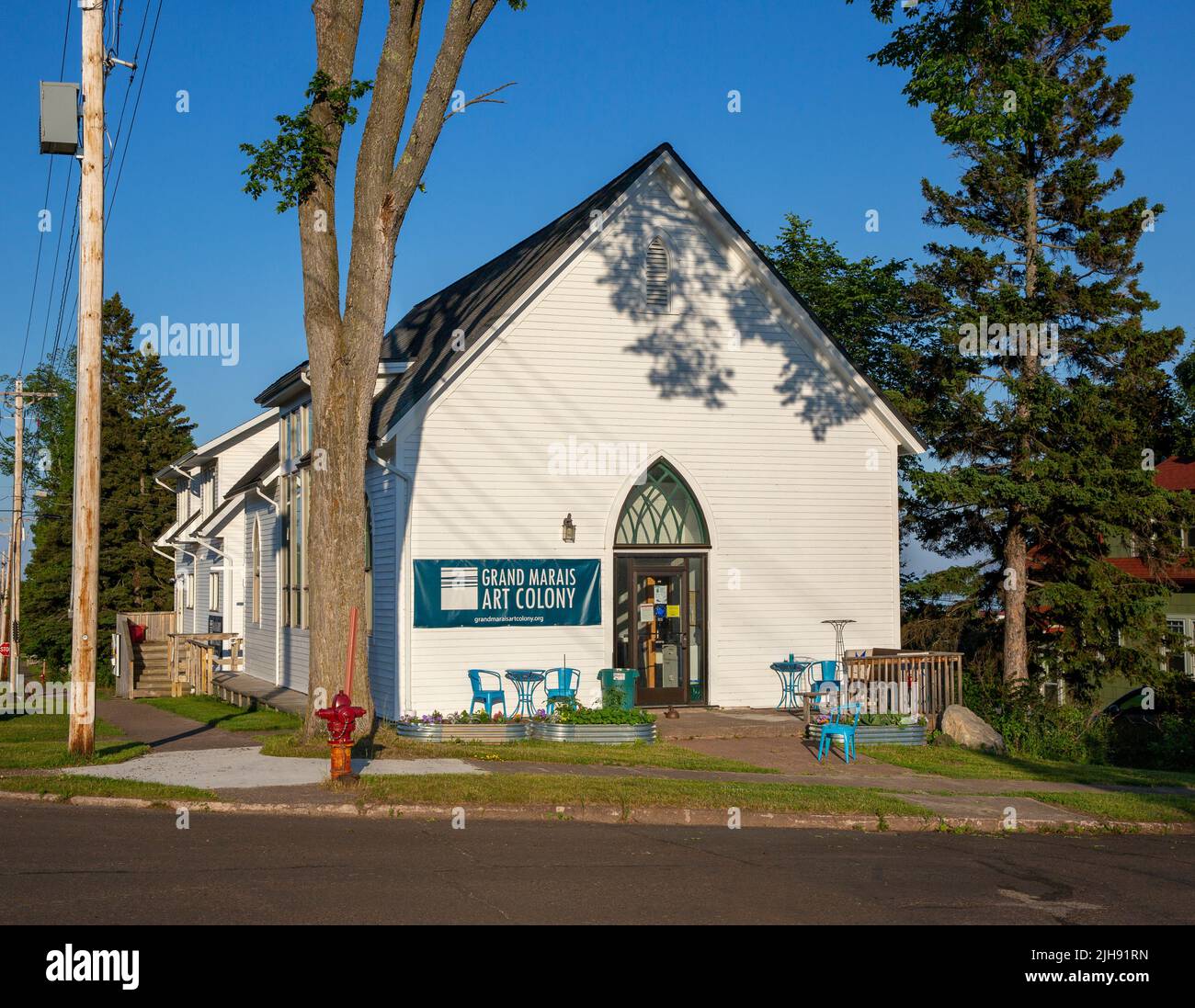 Opened in 1947, the Grand Marais Art Colony was founded by Barney Quick and is the longest-lived art colony in Minnesota. In 1963 Birney Quick and Byr Stock Photo