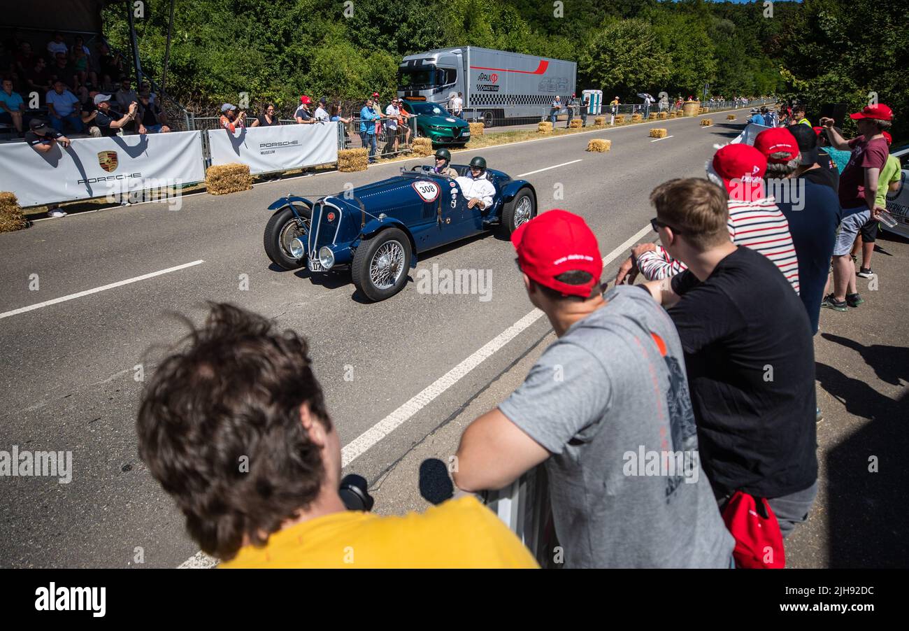 Leonberg, Germany. 16th July, 2022. Spectators admire various vintage  vehicles at the "Solitude Revival 2022" classic car race. More than 400  vehicles can be admired at the event. Credit: Christoph Schmidt/dpa/Alamy  Live
