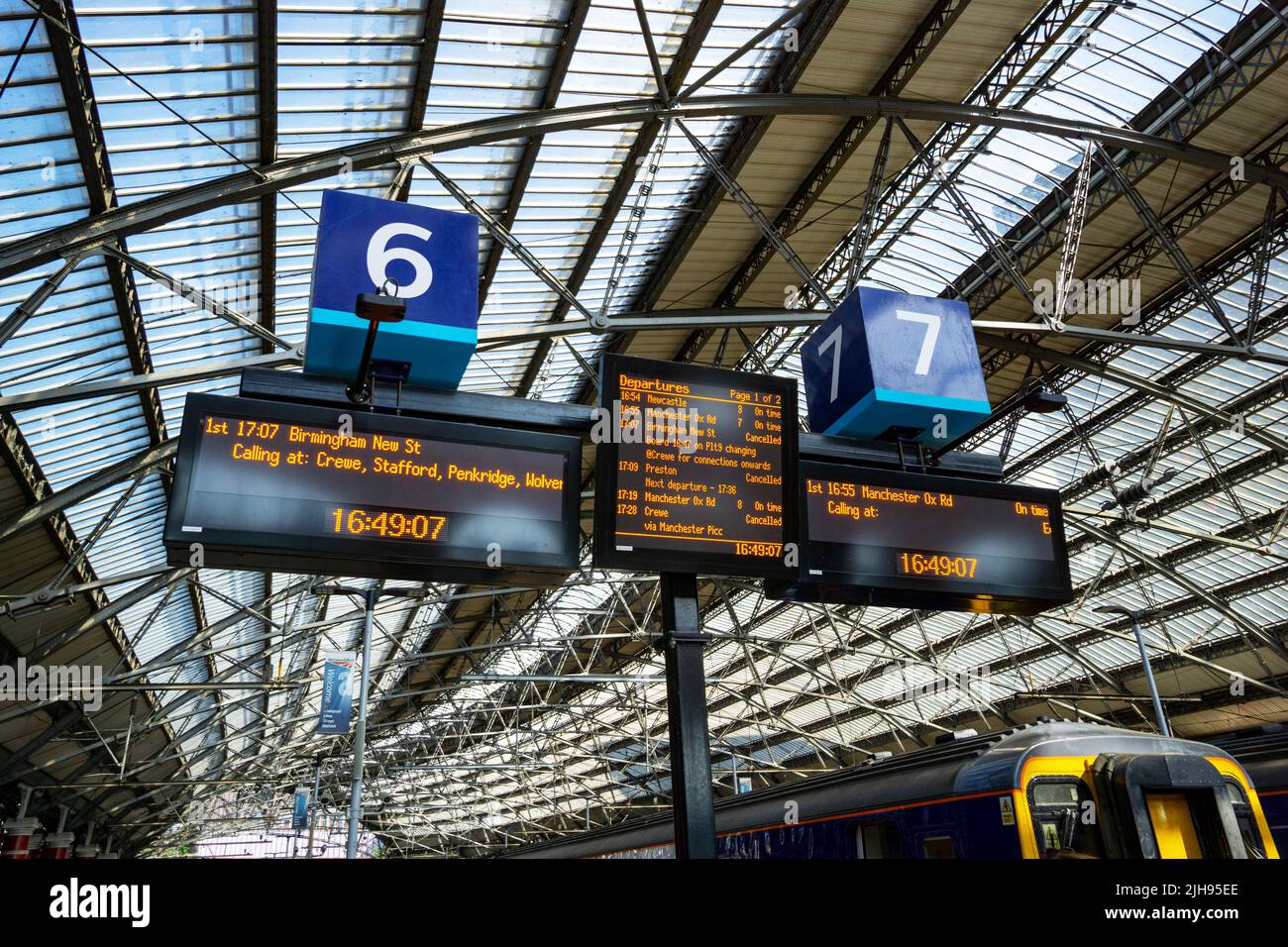 Arrivals and departures notice board inside Liverpool Lime Street Rail Station Stock Photo