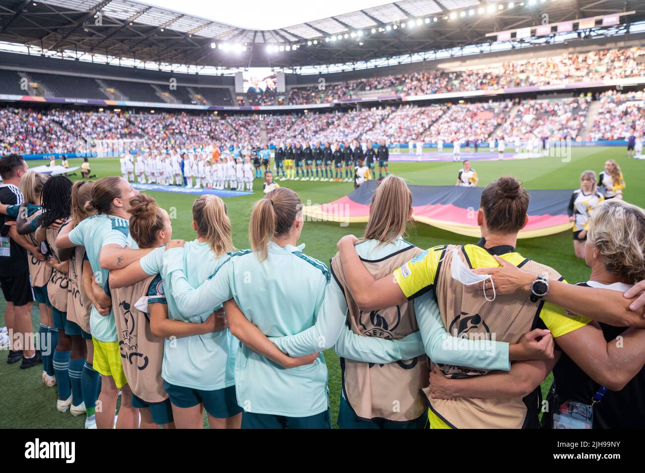 Milton Keynes, UK. 16th July, 2022. Soccer, Women: European Championship, Finland - Germany, Preliminary Round, Group B, Matchday 3, Stadium MK: The German team during the national anthem. Credit: Sebastian Gollnow/dpa/Alamy Live News Stock Photo