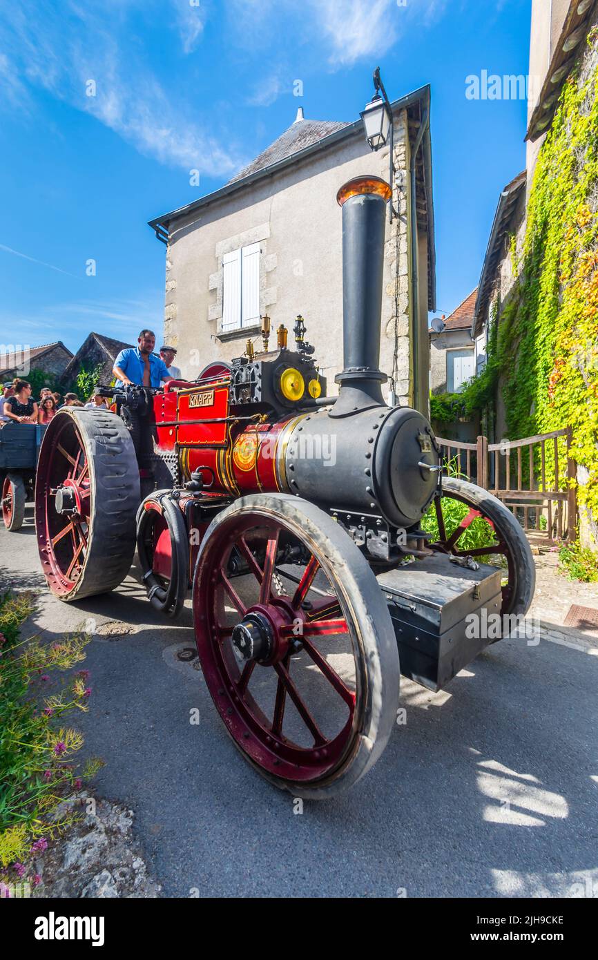 1931 Allchin 6 nhp General Purpose Engine 'Knapp' carrying passengers at street fair in Angles-sur-l'Anglin, Vienne (86), France. Stock Photo