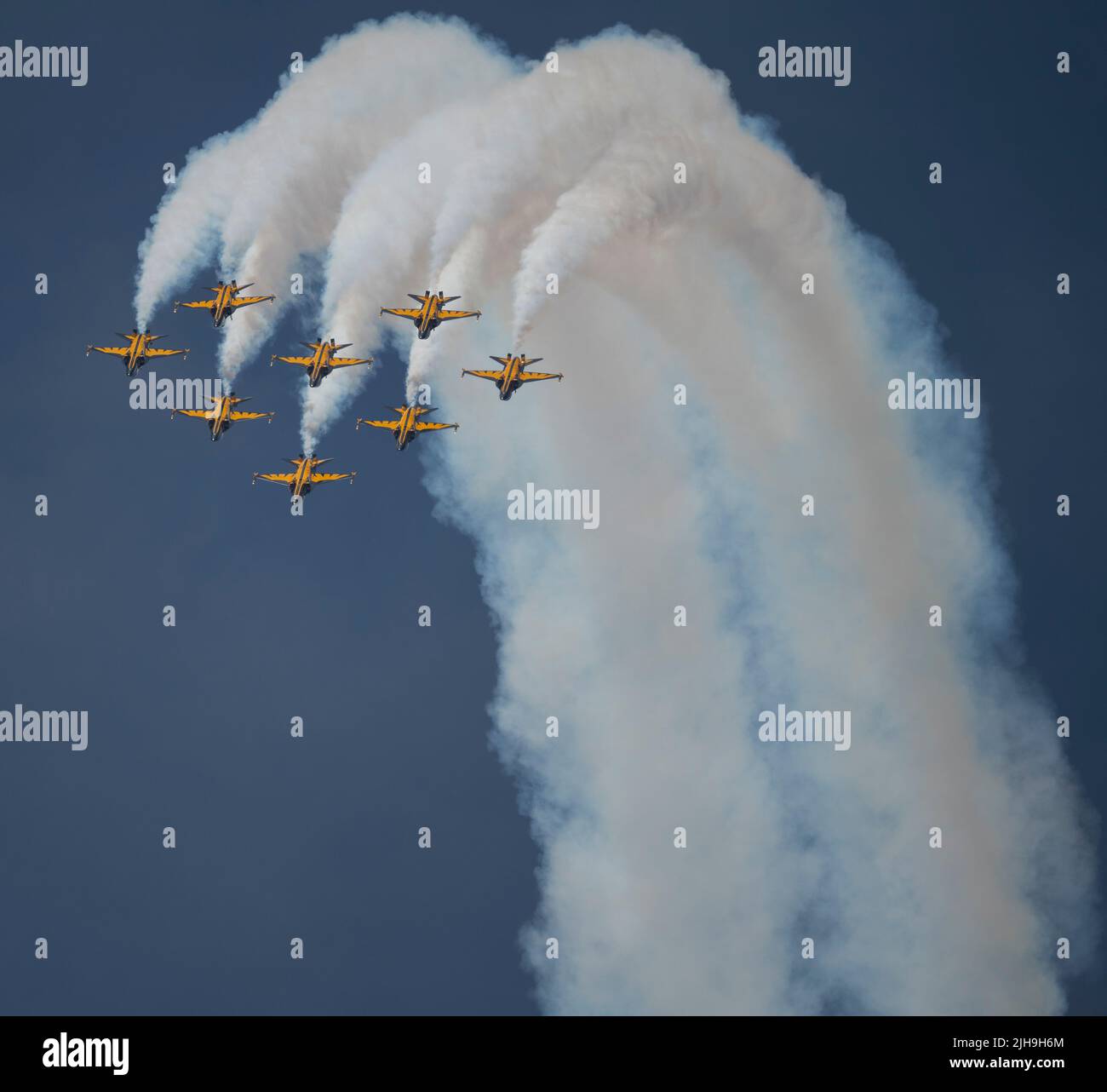 RAF Fairford, Gloucester, UK. 16 July 2022. Several hundred military aircraft of all shapes and sizes, from all eras and countries of the world, gather for one of the world’s largest airshows. Image: Military aerobatic teams display their flying skills. The Republic of Korea Air Force Black Eagles in action. Credit: Malcolm Park/Alamy Live News Stock Photo