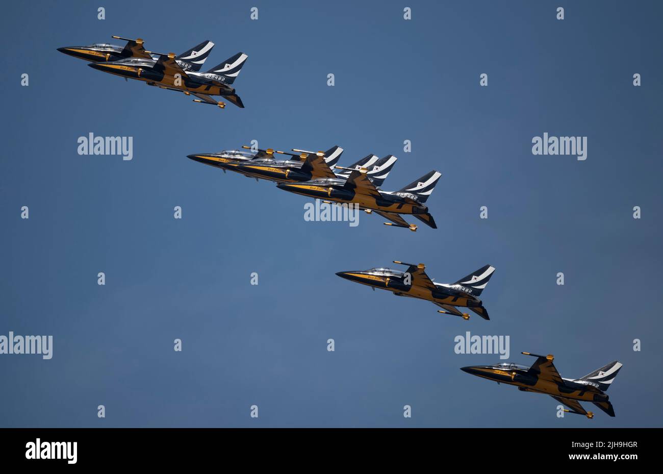 RAF Fairford, Gloucester, UK. 16 July 2022. Several hundred military aircraft of all shapes and sizes, from all eras and countries of the world, gather for one of the world’s largest airshows. Image: Military aerobatic teams display their flying skills. The Republic of Korea Air Force Black Eagles in action. Credit: Malcolm Park/Alamy Live News Stock Photo
