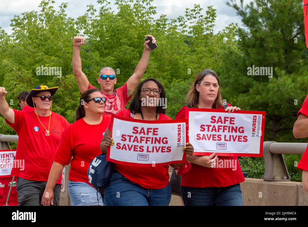 Ann Arbor, Michigan, USA. 16th July, 2022. More than a thousand nurses and community supporters picketed the University of Michigan hospital, protesting management's foot-dragging in union contract negotiations. The Michigan Nurses Association wants to eliminate mandatory overtime and improve working conditions nurses say adversely affect patient care. Credit: Jim West/Alamy Live News Stock Photo