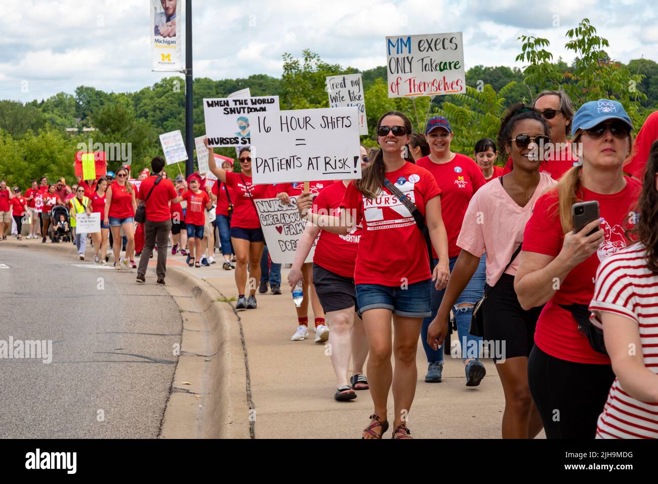 Ann Arbor, Michigan, USA. 16th July, 2022. More than a thousand nurses and community supporters picketed the University of Michigan hospital, protesting management's foot-dragging in union contract negotiations. The Michigan Nurses Association wants to eliminate mandatory overtime and improve working conditions nurses say adversely affect patient care. Credit: Jim West/Alamy Live News Stock Photo