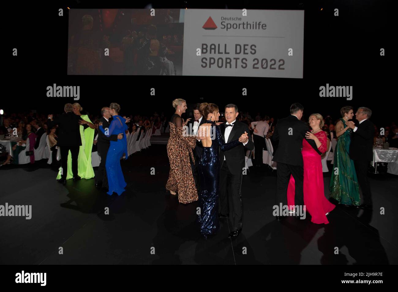 The dancing couples Nancy FAESER, Federal Minister of the Interior, and Christian SEIFERT, Chairman of the Supervisory Board of the Deutsche Sporthilfe Foundation, Denise SCHINDLER, para-cyclist and Thomas BERLEMANN, Management Chairman of the Deutsche Sporthilfe Foundation, Franziska van ALMSICK, Deputy Chairman of the Supervisory Board of the Deutsche Sporthilfe Foundation, and Johannes B. KERNER, Moderator, Maria HOEFL-RIESCH, HÃ¶fl-Riesch, former skier, and Matthias STEINER, former weightlifter, Elena SEMECHIN, para-swimmer, and Gert-Uwe MENDE, SPD, Mayor of Wiesbaden, Eberhard GIENGER, fo Stock Photo