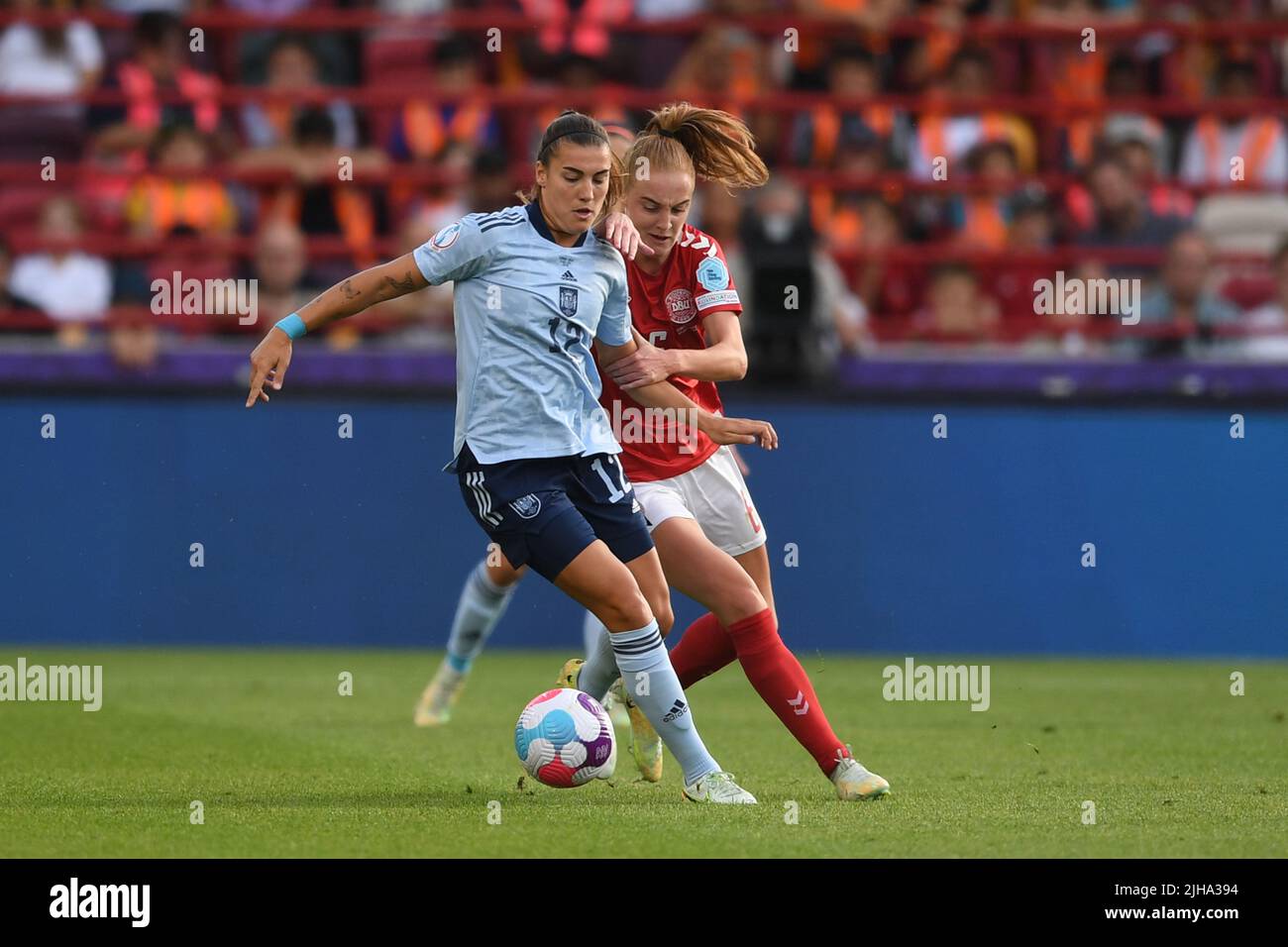 London, UK. 16th July, 2022. Patri Guijarro (Spain Women)Karen Holmgaard (Denmark Women) during the Uefa Women s Euro England 2022 match between Denmark 0-1 Spain at Brentford Community Stadium on July 16 London, UK. 16th July, 2022. Patri Guijarro (Spain Women)Karen Holmgaard (Denmark Women) during the Uefa Women s Euro England 2022 match between Denmark 0-1 Spain at Brentford Community Stadium on July 16