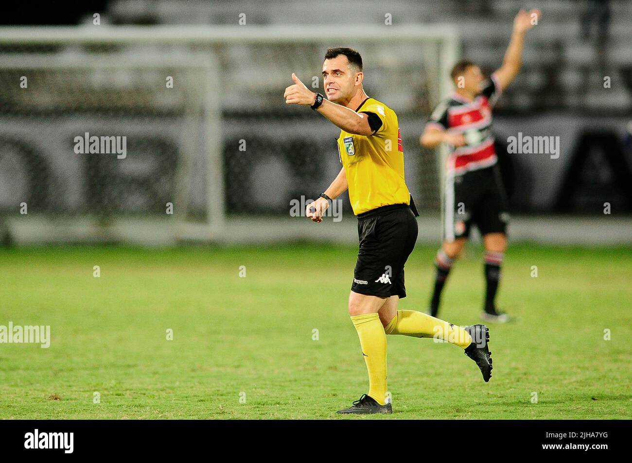 Recife, Brazil. 16th July, 2022. Referee Thiago Luis Scarascati (left) during the game between Santa Cruz X Lagarto, valid for the fourteenth round of the first phase of the Brazilian Championship of the D 2022 series, held at Estádio José do Rego Maciel, known as Estádio do Arruda, in Recife (PE ), Brazil, this Saturday (16). Credit: Ricardo Fernandes/Spia Photo/FotoArena/Alamy Live News Stock Photo